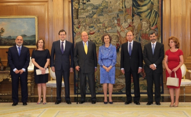 Sus Majestades los Reyes instantes antes del almuerzo ofrecido a los titulares de los Poderes del Estado